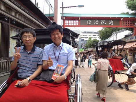 人力車に乗った田中修氏と遠田幹雄（右）