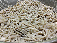 名人技の蕎麦（ハトムギ入り）