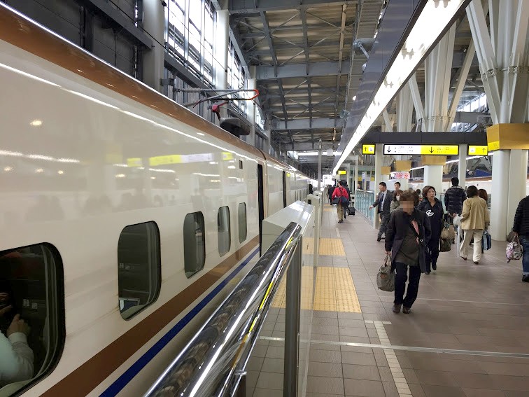 北陸新幹線の金沢駅ホーム