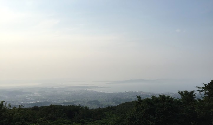 城山展望台から見える七尾湾に浮かぶ能登島